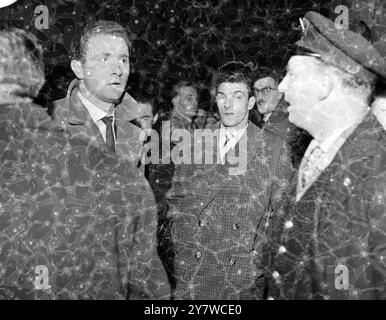 Manchester United die Überlebenden des Münchner Flugunglücks , Torhüter Harry Gregg (links) und Billy Foulkes (rechts), kommen von München aus an der Liverpool Street Station an. Zusammen mit dem Assistenztrainer Jimmy Murphy kehrten die Spieler per Boot und Zug nach England zurück. Sieben Spieler von Manchester United waren unter den 21, die beim Absturz ihres Flugzeuges am .11. Februar 1958 in München starteten Stockfoto