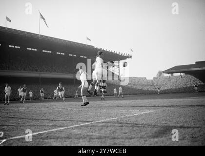 Manchester United-Torwart Harry Gregg springt mit einem ausgestreckten Arm unter einer Menge von „Gunners“ The Arsenal Players im Liga-1-Spiel am Nachmittag des .28. Februar 1959 in Highbury Stockfoto