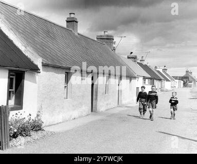 Ein Dorf vor der Dornach FirthPorthmahomack - ein kleines Fischerdorf im Easter Ross, Schottland 19. Juli 1960 Stockfoto