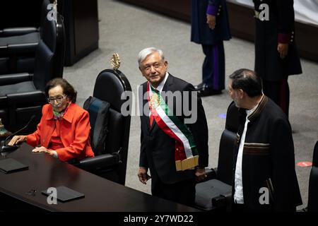 Mexiko Stadt, Mexiko. Oktober 2024. Der scheidende Präsident Mexikos, Andres Manuel Lopez Obrador, lächelt während der Einweihung seines Nachfolgers Sheinbaum im Kongress. Zum ersten Mal in der Geschichte Mexikos steht eine Frau an der Spitze des lateinamerikanischen Landes. Quelle: Felix Marquez/dpa/Alamy Live News Stockfoto