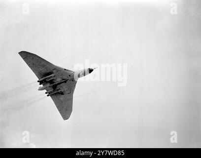 Scampton, Lincs. England: Ein vulkanischer Mark 2 Bomber der 617 Squadron die berühmte dambusters Squadron startet heute von R.A.F. Scrampton, wobei die blaue Luft-Oberfläche-Rakete in der Bombenbucht versteckt ist. Die 35 ft lange Rakete fällt bei der Freigabe frei, dann, nach ein paar Sekunden Verzögerung aus Sicherheitsgründen, feuert der Raketenmotor ab und die Rakete beschleunigt und beginnt zu klettern, der Flug ist programmiert und eine gestartet die Rakete handelt auf eigene Anweisung. Wenn keine Signale von außen erforderlich sind, kann sie während des Fluges 14. Februar 1963 nicht durch Gegenmaßnahmen blockiert oder umgeleitet werden Stockfoto