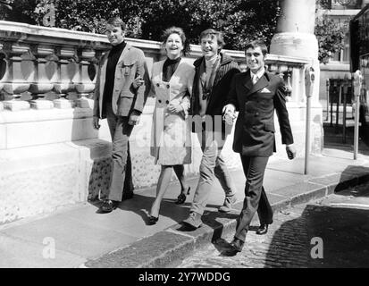 Filmproduzent und drei Stars machen einen Spaziergang entlang St James's in London in einer Pause bei der Dreharbeiten von Tom Lyann . Von links nach rechts sind sie : Produzent Alan Ladd Jr , Ava Gardner , Roddy McDowell und Ian McShane . August 1969 Stockfoto