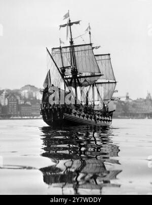 Diese Nachbildung der Vasa, des königlichen schwedischen Flaggschiffs, das im 17. Jahrhundert versenkt wurde, ist nur einen Meter lang und wurde speziell für eine Fernsehsendung gebaut, die an die lange Bergungsoperation anknüpfte, die so viele Relikte des echten Schiffes vom Stockholmer Sund hervorgebracht hat, wo sie ihre Jungfernfahrt Ion 1628 unternahm. November 1964 Stockfoto