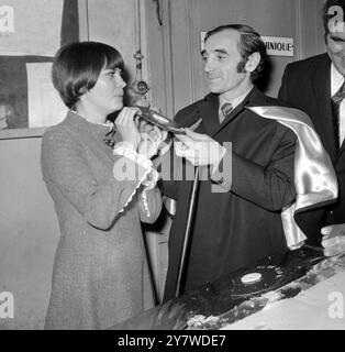 Die französische Sängerin Mireille Mathieu teilt sich einen Plattenkuchen mit dem französischen Songstar Charles Aznavour, als beide am 17. Januar 1968 an einer Party teilnahmen Stockfoto