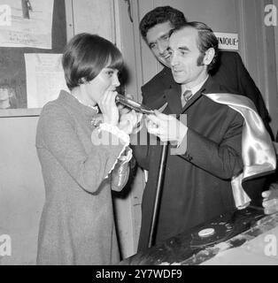 Die französische Sängerin Mireille Mathieu teilt sich einen Plattenkuchen mit dem französischen Songstar Charles Aznavour, als beide am 17. Januar 1968 an einer Party teilnahmen Stockfoto