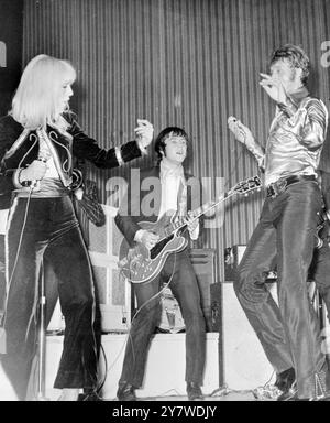 Paris : der französische Popsänger Johnny Hallyday ( rechts ) und Sylvie Vartan treten bei der Premiere in der Hauptmusikhalle von Olympia Paris auf . 18. März 1967 Stockfoto