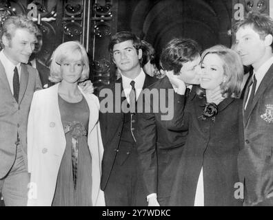 Neuilly , Paris , Frankreich : zivile Hochzeit der Braut der französischen Schauspielerin Pascale Audret ( 2. Rechts ) , die von ihrem Bräutigam , dem künstlerischen Berater Francis Dreyfus , geküsst wird , zusammen mit ihnen des linken französischen Popsängers Johnny Hallyday und der Frau Sylvie Vartan , die dieses Jahr ebenfalls heiratete . Jean Claude Brialy der französische Komiker und rechtsextreme Hugues Auffray der Sänger , der das Folk - Lied in Frankreich ins Leben rief . 11. September 1965 Stockfoto