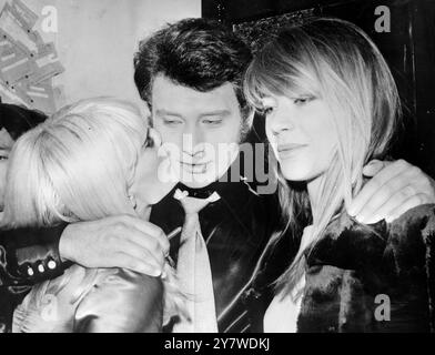 Paris : die französische Sängerin Johnny Hallyday und Sylvie Vartan, die bei der Premiere in der Olympia Paris Main Music Hall auftreten, werden von der französischen Sängerin Francoise Hardy (rechts ) gratuliert . 18. März 1967 Stockfoto