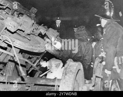 Die Staff-Krankenschwester Christina Weilgoss vom Lewisham Hospital hilft einem der Opfer, die in der Nacht vom 5. November 1967 in South London gefangen waren, Rettungsoperationen finden statt, die in den Wracks des Zugunglücks Hastings - Charing Cross stattfinden. Der Zug übersprang die Linien in Hither Green, während er mit über 50 km/h fuhr. Nach den jüngsten Zahlen wurden 51 Menschen getötet und 139 verletzt . November 1967 Stockfoto