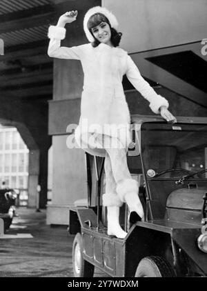Manchester , England : Mädchen , die dieses Outfit auswählt , das vermutlich das erste kurze Brautkleid ist , das entworfen wurde . Model Sandra Beresford wird das Kleid tragen , das mit Fell bespannt und mit weißen Spitzenstrümpfen und mit Fellbesatz besetzten Stiefeln getragen wird , bei einer großen Parade von Hochzeitskleidern hier morgen , die den Namen " Bride be lovely " trägt . 29. November 1965 Stockfoto