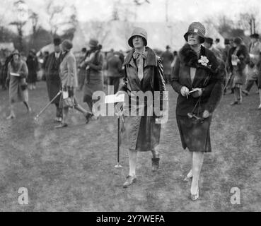 Auf dem Grand Military Meeting auf der Rennbahn Sandown Park - die Marchioness of Cambridge und Mrs. Radcliffe . 1928 Stockfoto