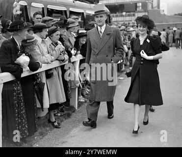 Auf dem Royal Ascot Race Meeting - Herr Robert Sweeny und Frau Charles Sweeny . 1939 Stockfoto