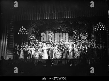 TONIGHT's COMMAND PERFORMANCE, 4. November 1946, Eine Generalprobe für die heutige Royal Command Variety Performace. Das Bild zeigt Eine allgemeine Ansicht der KLONDYKE-Szene mit TESSIE O'SHEA im Vordergrund. Stockfoto