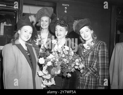 Von links nach rechts: Margaret Allworthy Mrs Kitty Clayton Lucie Clayton und Grace Woods verließen Waterloo für ihre amerikanische Tour am 5. November 1946. Stockfoto