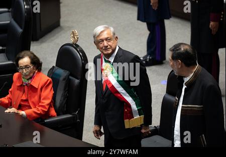 Mexiko Stadt, Mexiko. Oktober 2024. Der scheidende Präsident Mexikos, Andres Manuel Lopez Obrador, lächelt während der Einweihung seines Nachfolgers Sheinbaum im Kongress. Zum ersten Mal in der Geschichte Mexikos steht eine Frau an der Spitze des lateinamerikanischen Landes. Quelle: Felix Marquez/dpa/Alamy Live News Stockfoto