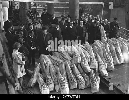 Empire Products at Royal Albert Docks 4.000 Lämmer , die von Australiern an Freunde in diesem Land geschickt wurden , kamen in Anwesenheit von Sir Granville Ryrie, dem Hohen Kommissar am 8. Dezember 1931 an Bord der SS 'Largs Bay' in die Royal Albert Docks Stockfoto