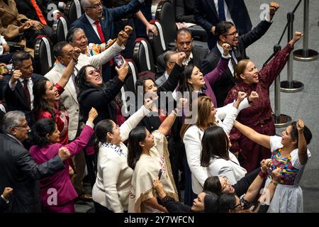 Mexiko Stadt, Mexiko. Oktober 2024. Frauen heben ihre Fäuste und jubeln im Kongress während der Amtseinführung Sheinbaums als neuer Präsident Mexikos. Zum ersten Mal in der Geschichte des Landes steht eine Frau an der Spitze des lateinamerikanischen Staates. Quelle: Felix Marquez/dpa/Alamy Live News Stockfoto