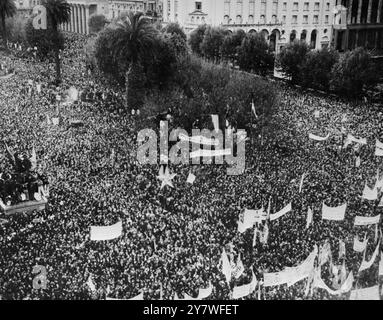 Die riesigen Menschenmassen, die die Plaza de Mayo blockierten, um den argentinischen Präsidenten Juan D zu hören. Perons Rede , Buenos Aires , Argentinien . 26. Oktober 1947 Stockfoto