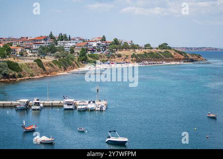 Nea Fokaia Strand und Hafen. Chalkidiki, Griechenland Stockfoto