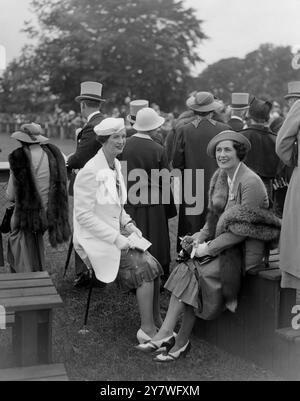 Epsom Summer Race Meeting auf der Epsom Racecourse, Surrey. Frau Peter Wiggin und Frau C Liddle . 1930er Jahre Stockfoto