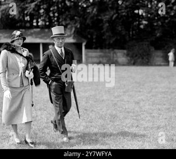 Epsom Summer Race Meeting , Epsom Racecourse, Surrey ; 1. Tag . Frau Gordon Foster und Oberst Alan Spencer. 5. Juni 1934 Stockfoto