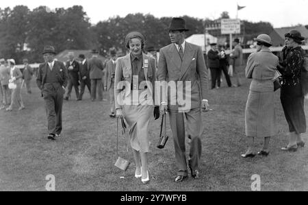 Epsom Summer Race Meeting , Epsom Racecourse , Surrey . Miss Diana Clarke und Mr. Underdown. Stockfoto