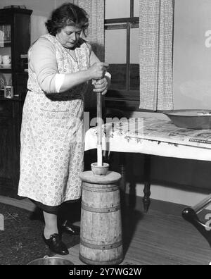 Miss Peggy Macleod macht Butter mit dem Kolben in Daliburgh South Uist Outer Hebridges Schottland September 1961 Stockfoto