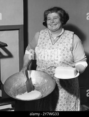 Miss Peggy Macleod macht Butter in Daliburgh South Uist Outer Hebridges Schottland September 1961 Hebriden Stockfoto