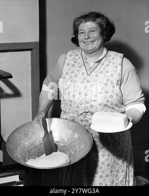 Miss Peggy Macleod macht Butter in Daliburgh South Uist Outer Hebridges Schottland September 1961 Stockfoto