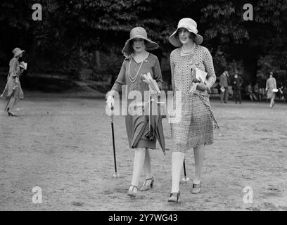 Sandown Park Racecourse , Surrey , England . Frau Micklethwaite und Frau Charlotte Stourton . 20. Juli 1929 Stockfoto