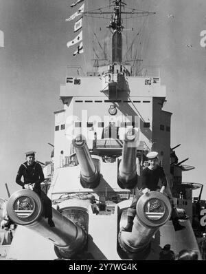 HMS Vanguard . Von den Bögen zeigen die mächtigen Vorwärtsgewehr-Geschütze , Kompassplattform und Brücke . 8. Mai 1946 Stockfoto