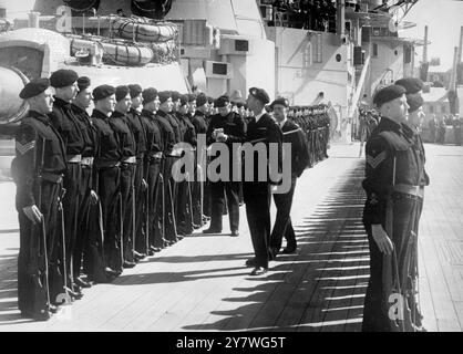 HMS Vanguard . Royal Marines Parade auf dem Quarter Deck. 8. Mai 1946 Stockfoto