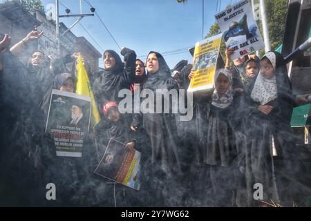 Budgam, Jammu Und Kaschmir, Indien. September 2024. Kaschmiri-schiitische Muslime schreien Parolen während eines Protestes gegen die Ermordung des Hisbollah-Führers Hassan Nasrallah in Magam, etwa 25 km nördlich von Srinagar, der Sommerhauptstadt des indischen Kaschmirs. (Kreditbild: © Mubashir Hassan/Pacific Press via ZUMA Press Wire) NUR REDAKTIONELLE VERWENDUNG! Nicht für kommerzielle ZWECKE! Stockfoto