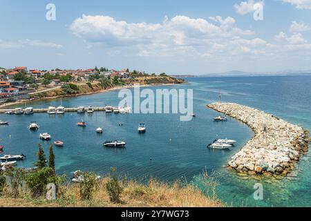 Nea Fokaia Strand und Hafen. Chalkidiki, Griechenland Stockfoto