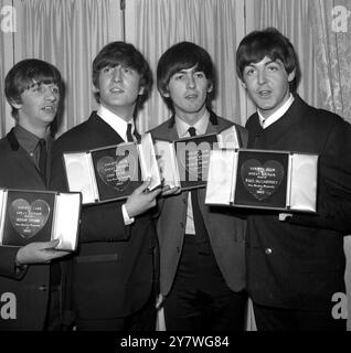 Die Beatles - von links nach rechts - Ringo Starr , John Lennon , George Harrison und Paul McCartney , die im Dorchester Hotel in London ihre Silver Heart Awards ausstellen . März 1964 Stockfoto