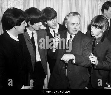 Harold Wilson mit den Beatles. Von links nach rechts - Paul McCartney , George Harrison , John Lennon und Ringo Starr - bei der 12th Annual Show Business Awards Luncheon des Variety Club of Great Britain - im Dorchester Hotel in London . März 1964 Stockfoto