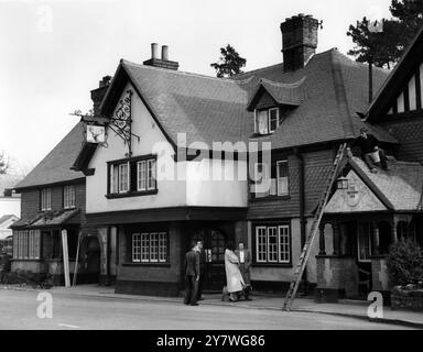 Das White Hart Hotel , Brasted , Kent - beliebter Pub der britischen Battle of Britain Piloten von RAF Biggin Hill während des Zweiten Weltkriegs . Ein Dachdecker, der die Schiefer auf dem Dach befestigt. Stockfoto