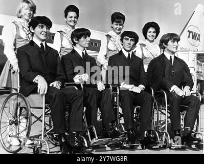 Wachsfiguren der Beatles auf dem Weg zum American Heritage Wax Museum in Scottsdale , Arizona , werden bei der Ankunft am Flughafen hier in Phoenix , Arizona gezeigt . Dezember 1964 Stockfoto