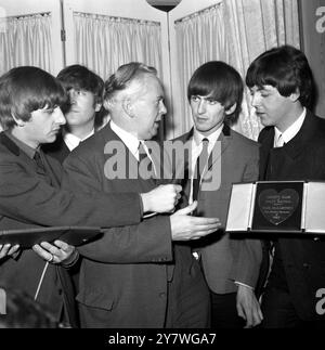 Harold Wilson mit Beatles ( von links nach rechts , Ringo Starr , John Lennon , George Harrison und Paul McCartney ) beim 12th Annual Show Business Awards Luncheon des Variety Club of Great Britain im Dorchester Hotel in London . März 1964 Stockfoto