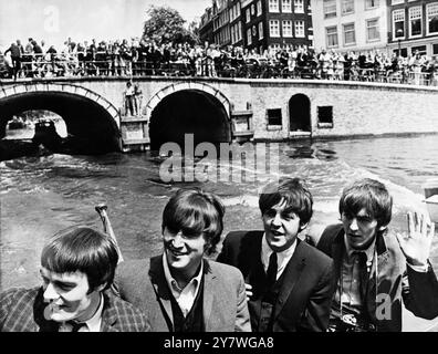 Die Beatles Sightseeing auf den Kanälen von Amsterdam ( von links nach rechts) Jimmy Nicol ( Ersatz für den kranken Schlagzeuger Ringo Starr ) John Lennon , Paul McCartney und George Harrison . Juni 1964 Stockfoto