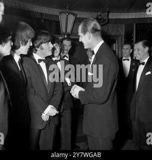 Prinz Philip mit den Beatles in London bei den Carl - Alan Awards im Empire Ballroom am Leicester Square in London . Von links nach rechts - Ringo Starr , George Harrison , John Lennon und Paul McCartney . März 1964 Stockfoto