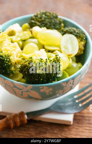 Hausgemachter veganer Brokkoli, Favabohne und Traubensalat. Stockfoto