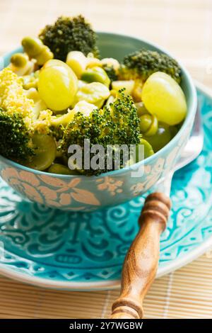 Hausgemachter veganer Brokkoli, Favabohne und Traubensalat. Stockfoto