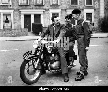 John Surtees , internationaler Motorradfahrer aus Forest Hill , London , wurde heute von zwei Männern der Royal Engineers angesprochen und um eine Fahrt auf seinem Sozius gebeten . Dies war Teil des Initiativtests für die Auswahl für NCO. John Surtees ist mit Sapper M Hume auf dem Sozius und Sapper G Jackson aus Gateshead abgebildet. 8. April 1956 Stockfoto