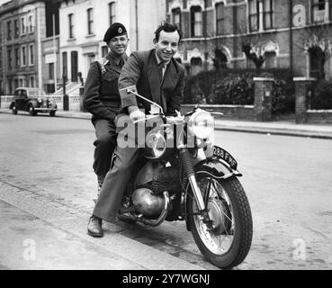 John Surtees , internationaler Motorradfahrer aus Forest Hill , London , wurde heute von Männern der Royal Engineers angesprochen und um eine Fahrt auf seinem Sozius gebeten . Dies war Teil des Initiativtests für die Auswahl für NCO. John Surtees ist mit Sapper M Hume auf dem Sozius abgebildet. 8. April 1956 Stockfoto