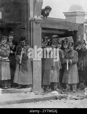 Der Innenminister als Direktor der Schlacht im East End : Herr Winston Churchill während der Belagerung des Hauses in der Sidney Street , abseits der Mile End Road , London . 7. Januar 1911 Stockfoto