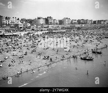 Brighton Tausende von Whitsuntide-Urlaubern strömten an die Küste und das war die Szene am Strand von Brighton, 10. Juni 1962 Stockfoto