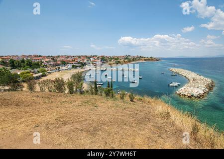 Nea Fokaia Strand und Hafen. Chalkidiki, Griechenland Stockfoto