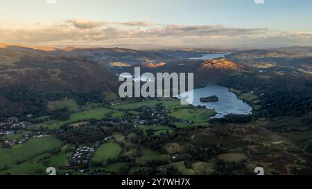 Luftpanorama des Lake District Dorfes Grasmere mit Rydal Water und Lake Windermere im Hintergrund bei Sonnenaufgang Stockfoto