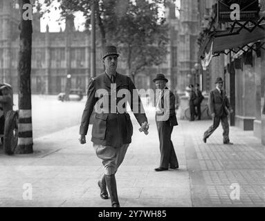 "Der Mann, der für Frankreich steht" das heutige Bild von General de Gaulle. Das jüngste Foto von General de Gaulle , das heute am 25 . Juni 1940 in seinem Londoner Büro eintrifft . Stockfoto